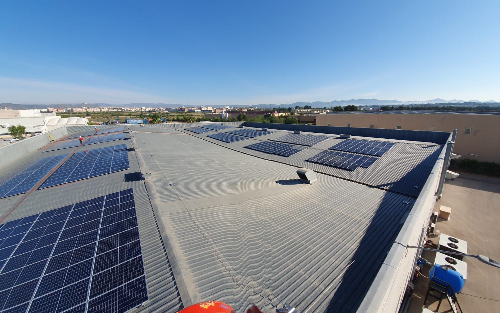 Fabricante de materiales eléctricos — instalación fotovoltaica JONSOK
