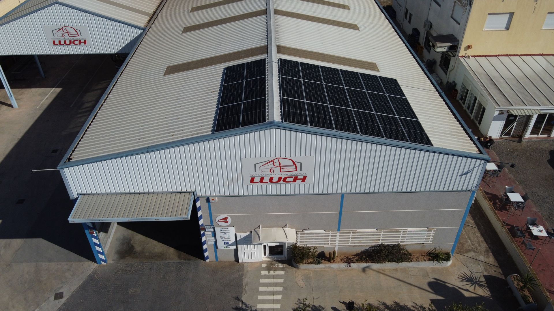 Taller de reparación de autobuses — instalación fotovoltaica JONSOK