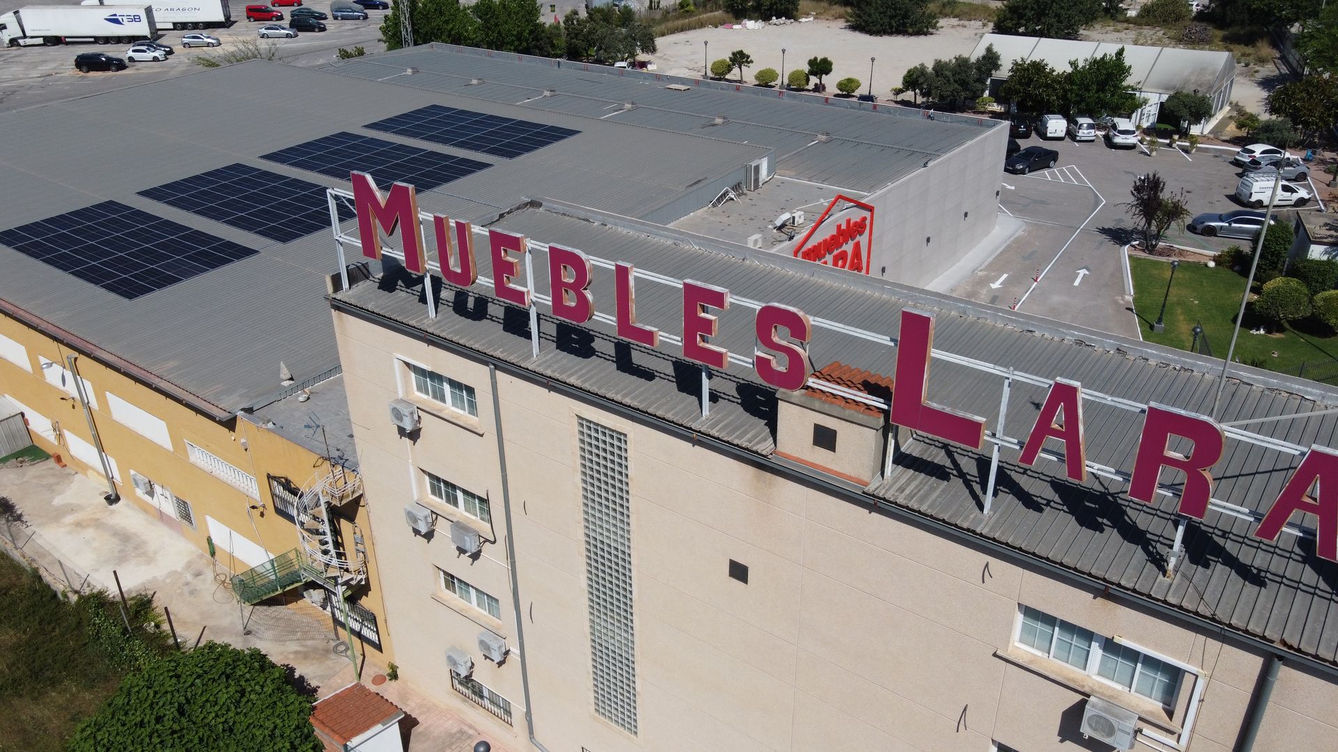 Nave de exposición de muebles — instalación fotovoltaica JONSOK