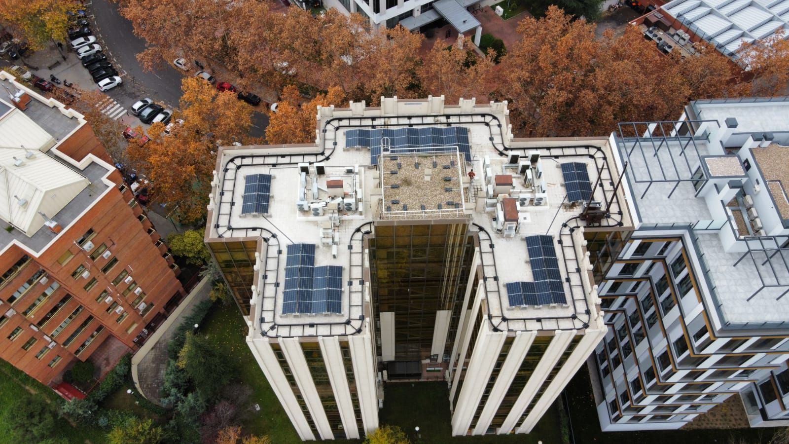 Edificio de oficinas · estructura lastrada — instalación fotovoltaica JONSOK