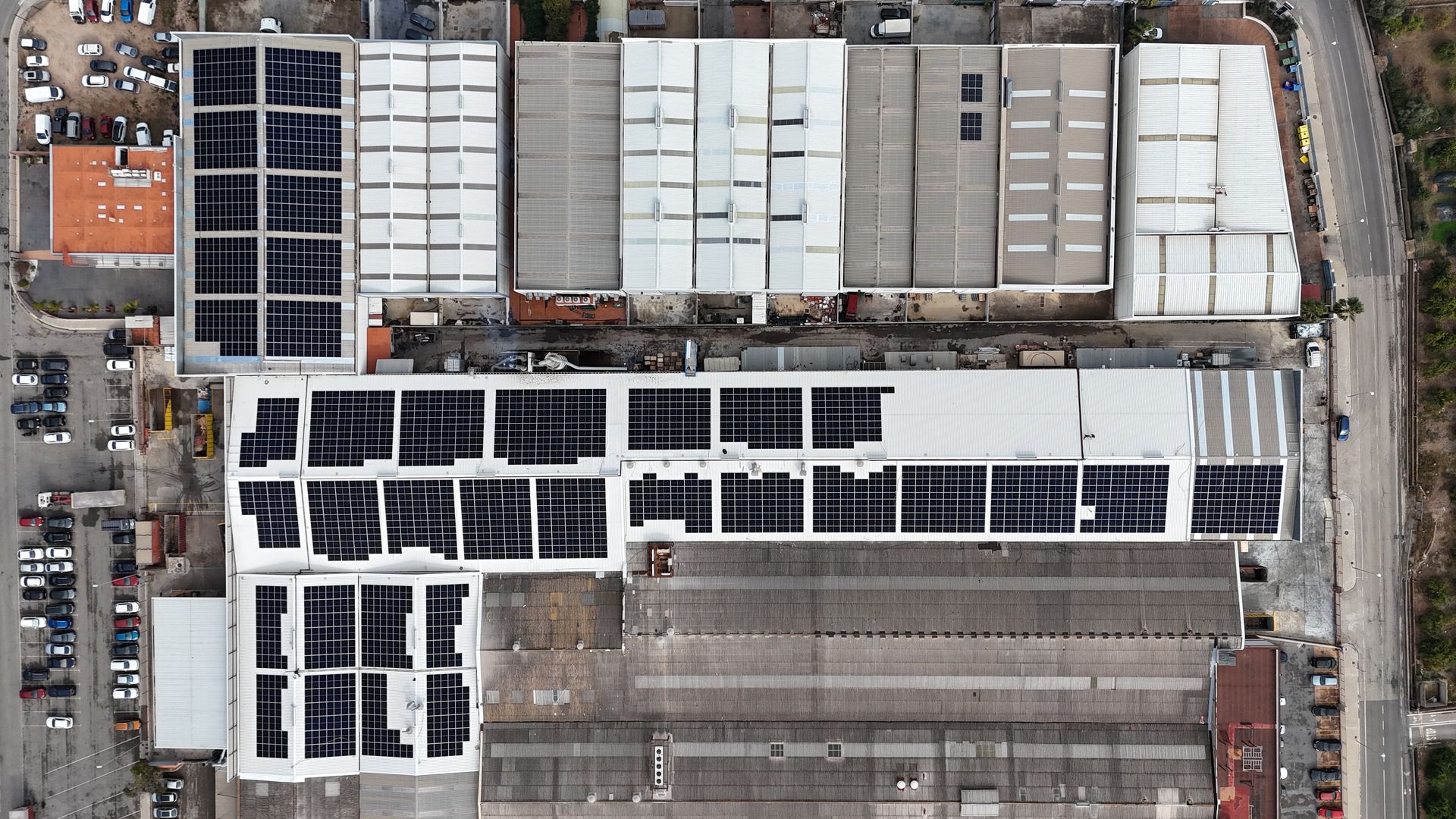 Nave de fabricación de envases de MDF — instalación fotovoltaica JONSOK