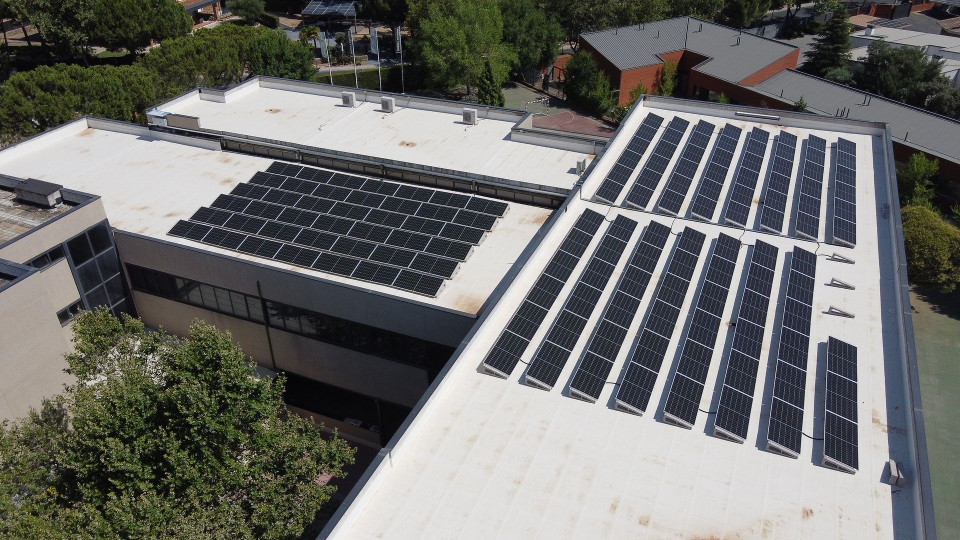 Colegio privado · estructura lastrada — instalación fotovoltaica JONSOK