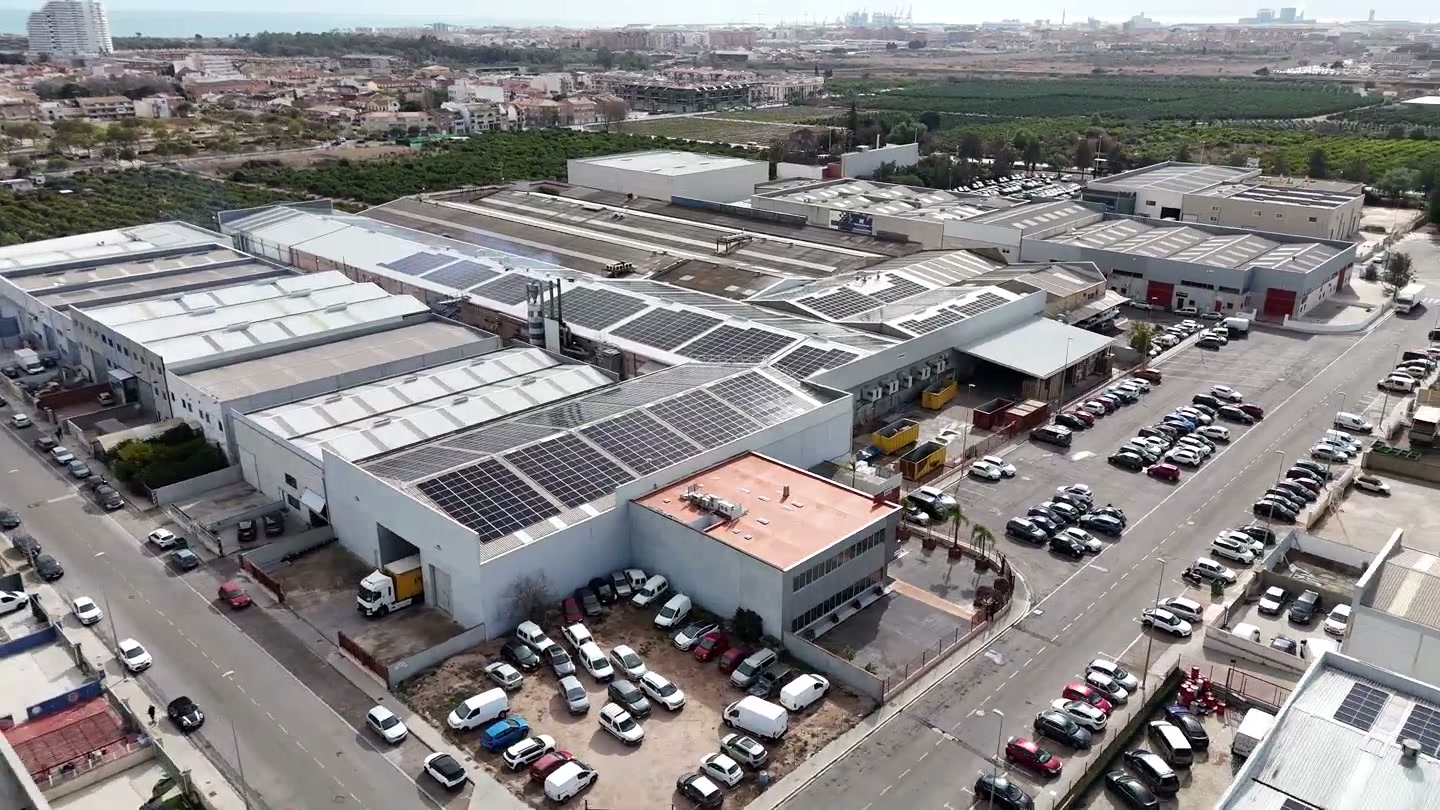 Vista aérea de cubierta industrial fotovoltaica