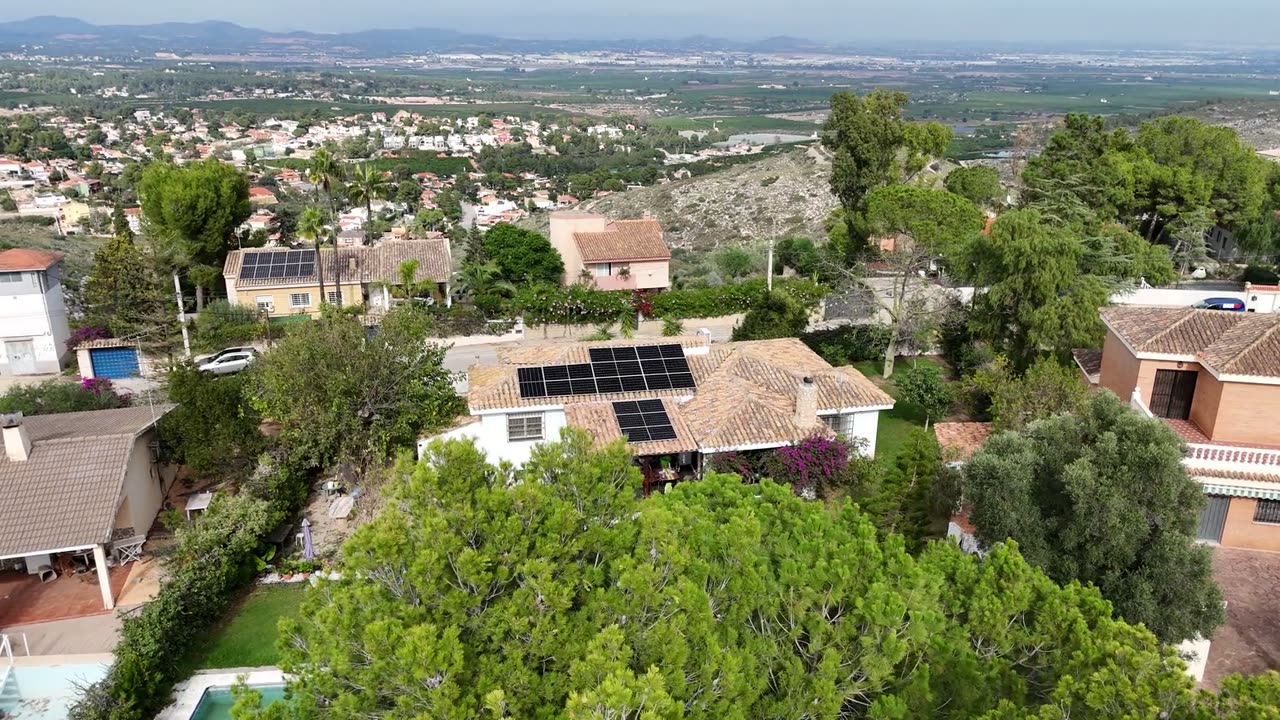 Vista aérea residencial con zona verde