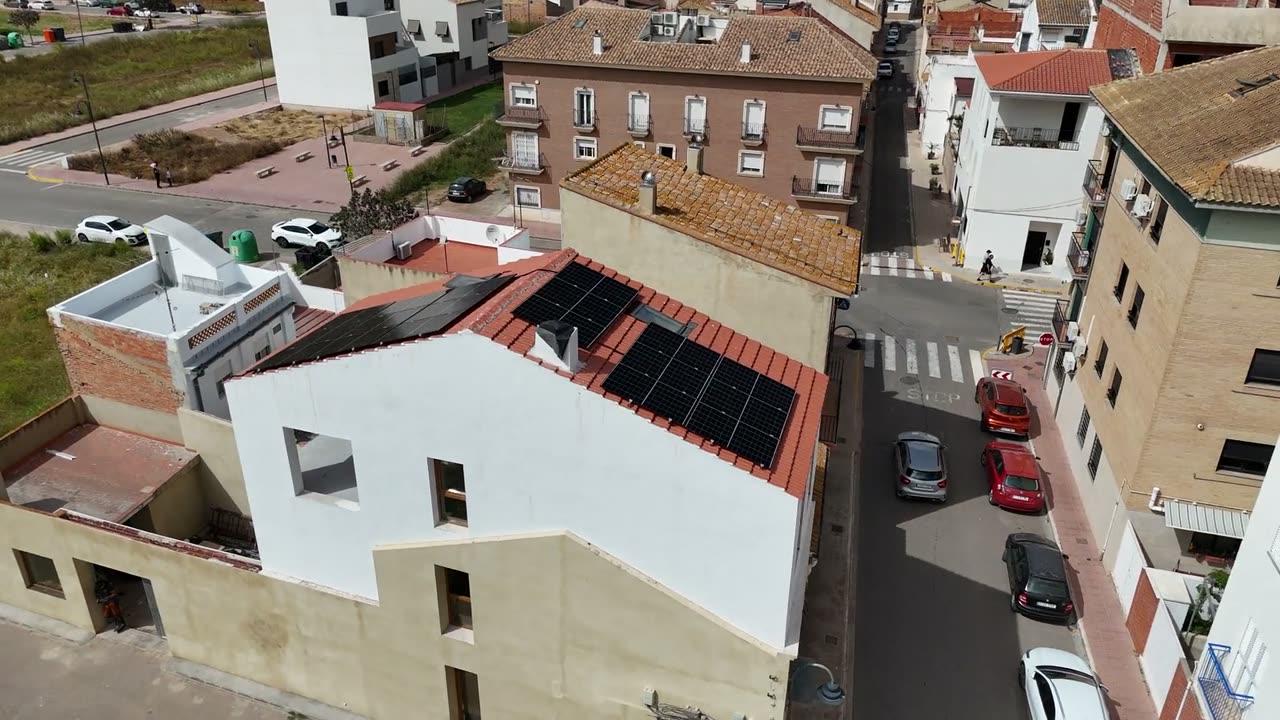 Edificio urbano con instalación solar