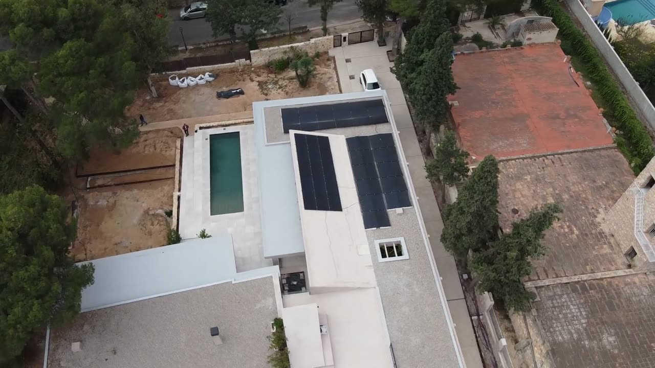 Villa blanca con módulos fotovoltaicos