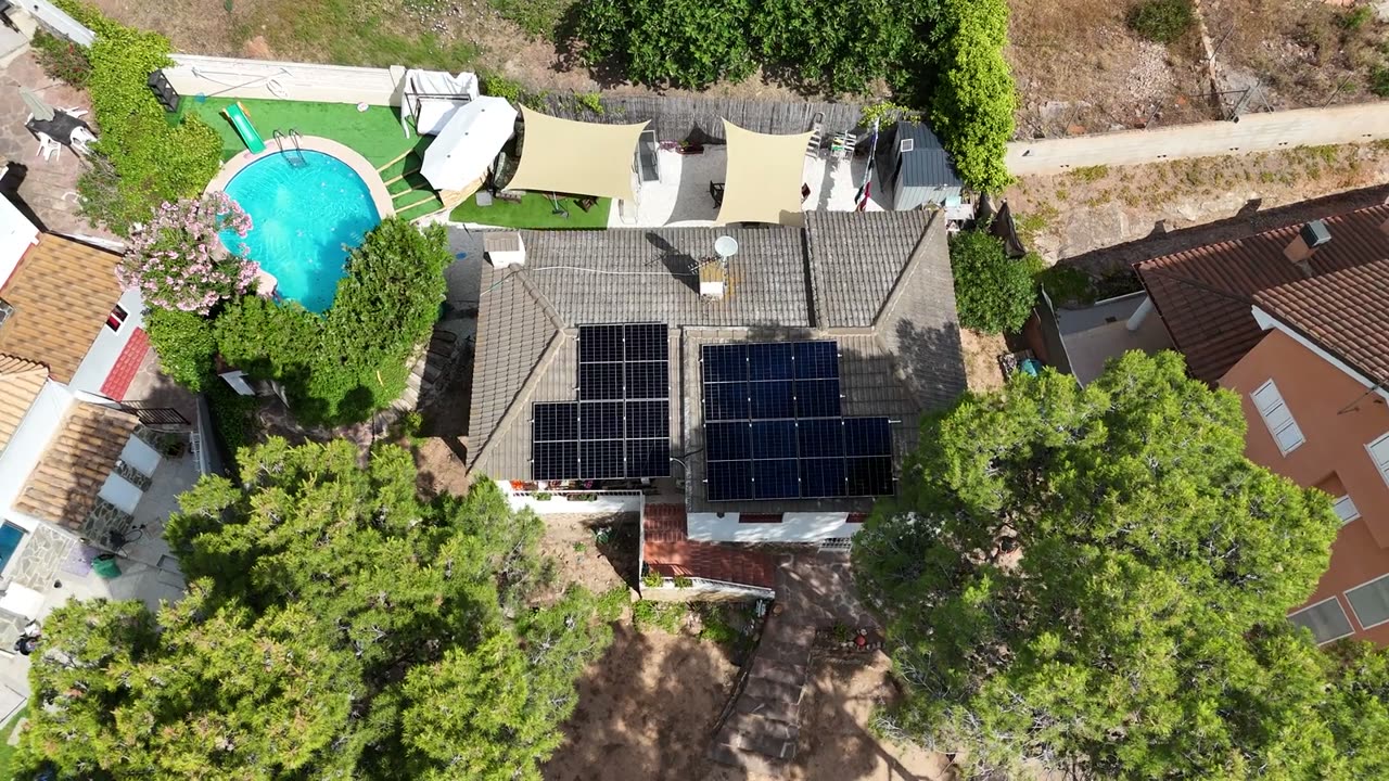 Vivienda con piscina e instalación fotovoltaica