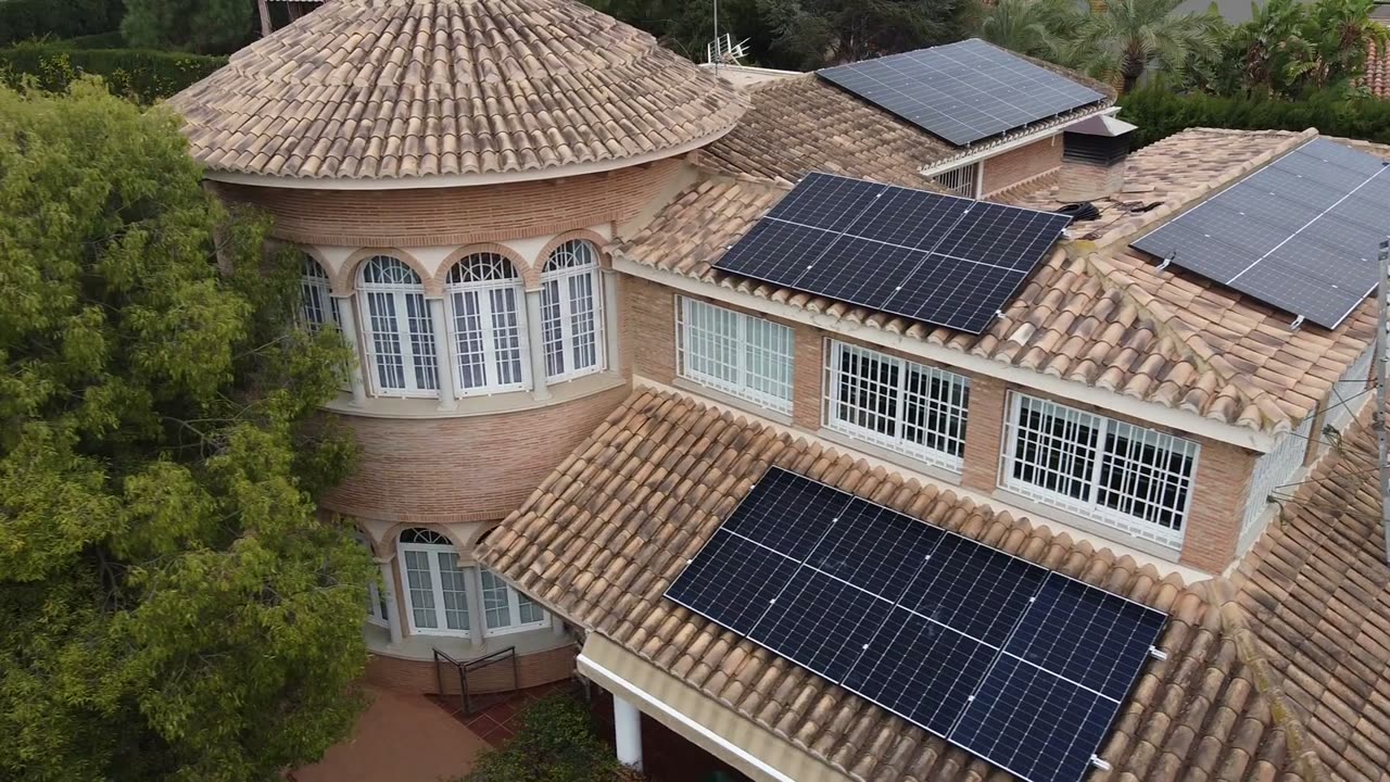 Vista aérea de vivienda con autoconsumo
