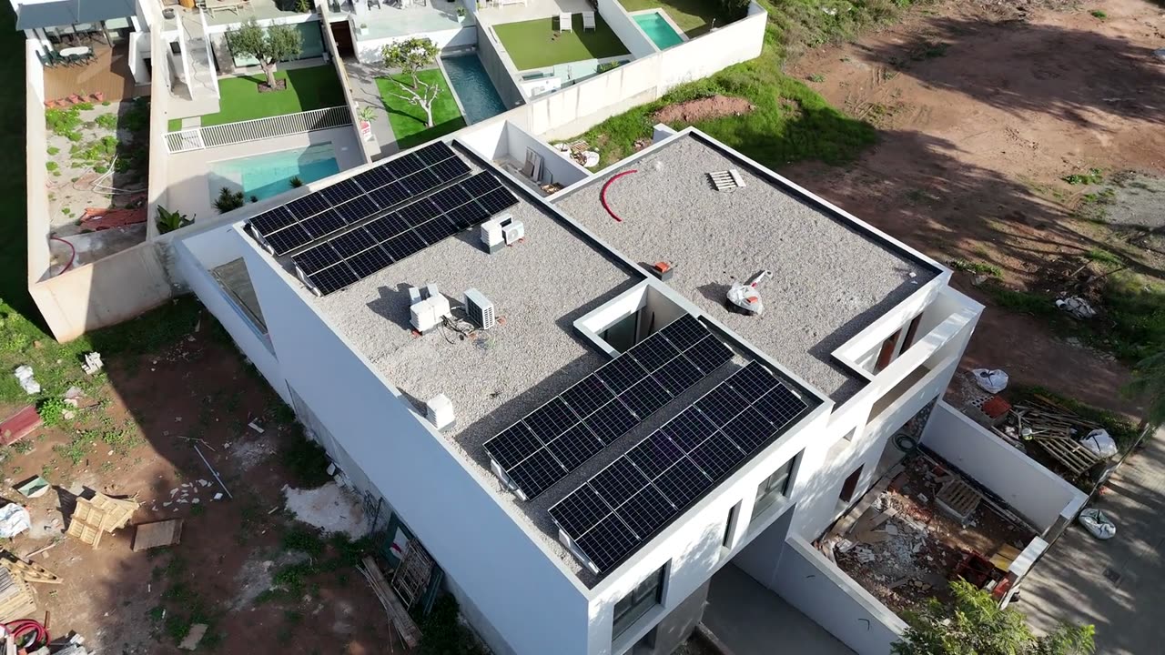 Vivienda con cubierta plana y módulos solares